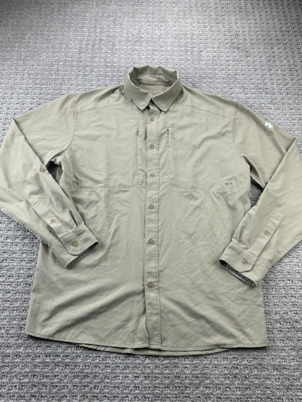 Under ARMOUR UA Loose Heat Gear Button Down Shirt Men Medium M Brown Activewear